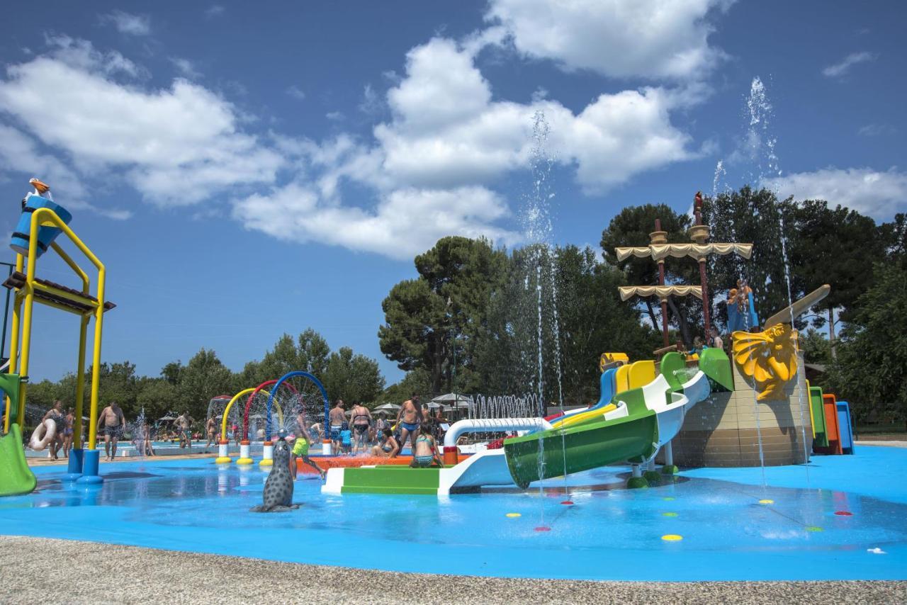 Happy Camp Mobile Homes In Centro Vacanze Bi Village Fažana Εξωτερικό φωτογραφία