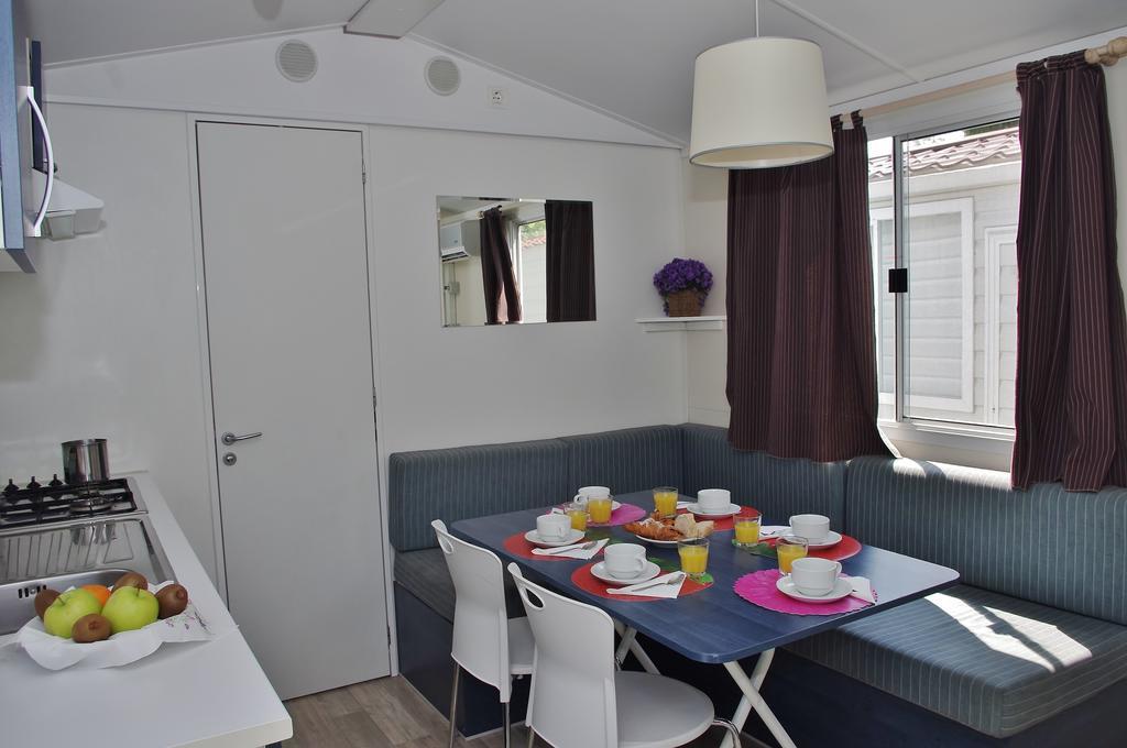 Happy Camp Mobile Homes In Centro Vacanze Bi Village Fažana Δωμάτιο φωτογραφία